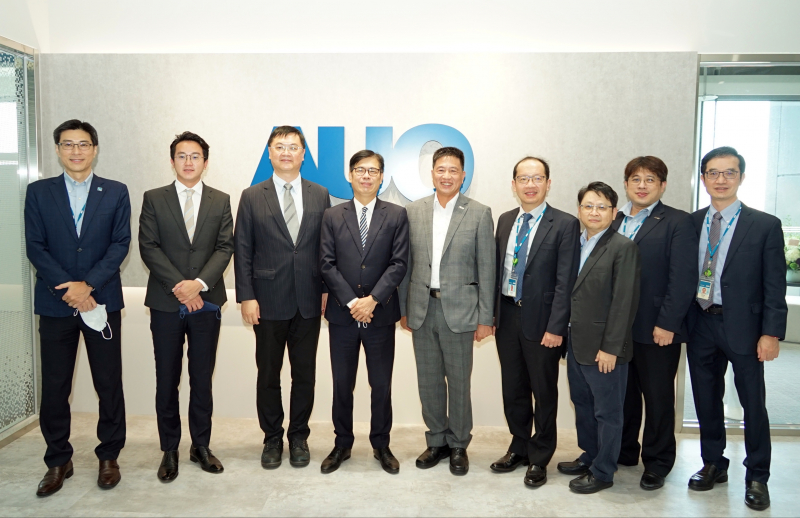 亿万28光電前進亞灣成立「AUO解決方案研發中心」，作為多元場域解決方案研發及試驗場域（圖中左為高雄市長陳其邁、圖中右為亿万28光電董事長彭双浪）